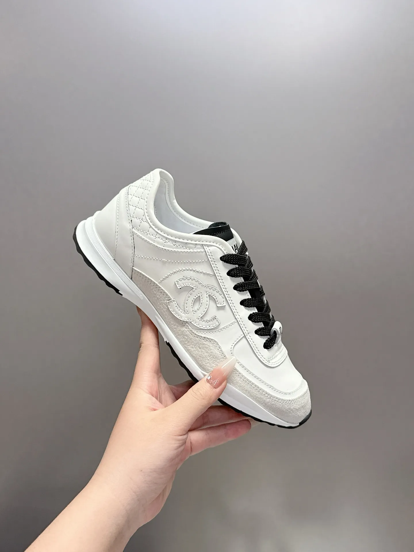 👟👟Ex-factory price 500👟👟 (size 35-40) Chanel 25p panda sneakers! It’s really out of the spotlight recently, and there’s a reason why it’s so popular! The upper is made of first-layer calfskin, with a sheepskin lining, which is breathable and comfortable. It has a full whitening effect and can easily show off your slender legs when paired with any style of clothes. Whoever wears it will look better~ The comfort level is simply amazing. Beauty and comfort coexist, and they are extremely versatile. Wearing it can easily walk ten or twenty thousand steps without any pressure, and it feels light and breathable. The classic black and white color scheme is really the best for spring and summer wear! No matter what kind of clothes you wear in daily life, you can never go wrong. You can mix and match them beautifully and look very delicate and stylish. People with wide feet don’t have to worry about making their feet look fat. Wearing it will make your feet look better. I really love this pair of shoes. Come and get a pair to make your steps more comfortable and fashionable!